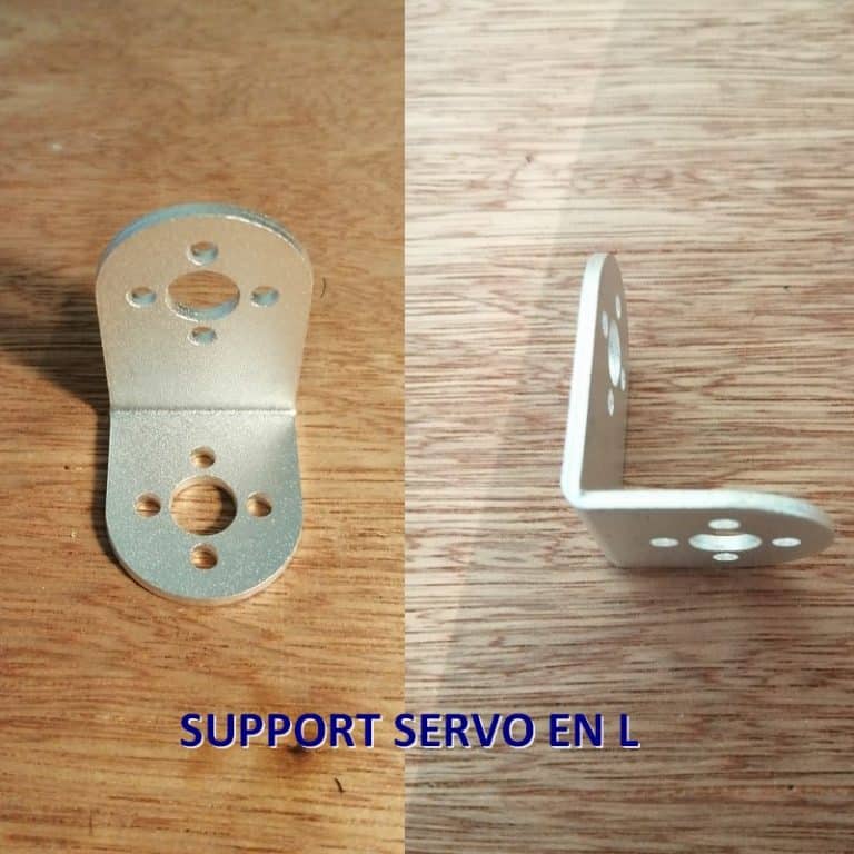 Support en forme de "L" en métal, conçu pour fixer un servomoteur dans une orientation verticale ou horizontale.