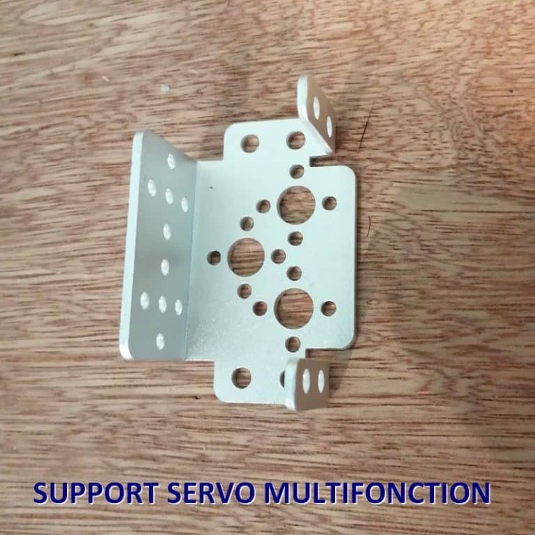 Support servo multifonction en métal. Il s'agit d'une plaque avec plusieurs trous et découpes spécifiques, permettant de fixer plusieurs types de servomoteurs ou d'autres composants.