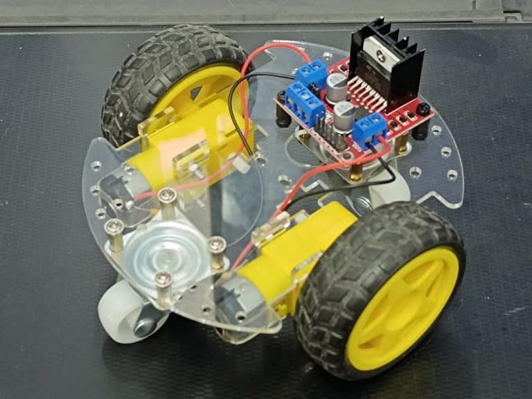 EasyRobot V3 assemblé avec le driver L298N installé, montrant le robot complet prêt pour l'action.