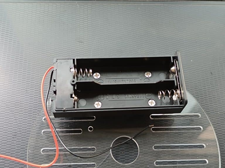 Vue rapprochée du coupleur de piles 18650 installé sur le châssis du robot, montrant les connexions électriques.