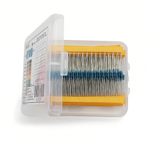 Une boîte en plastique transparent contenant un assortiment de résistances classées par valeur, avec des séparateurs en carton jaune.