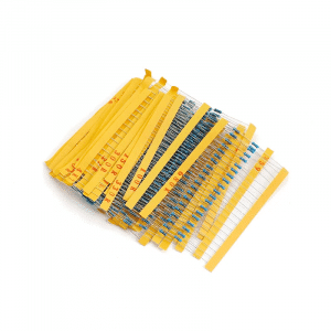 Un tas de résistances avec des bandes de couleur, organisées en faisceaux individuels et attachées avec des étiquettes jaunes.